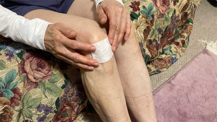 膝に貼るヒアロエイド